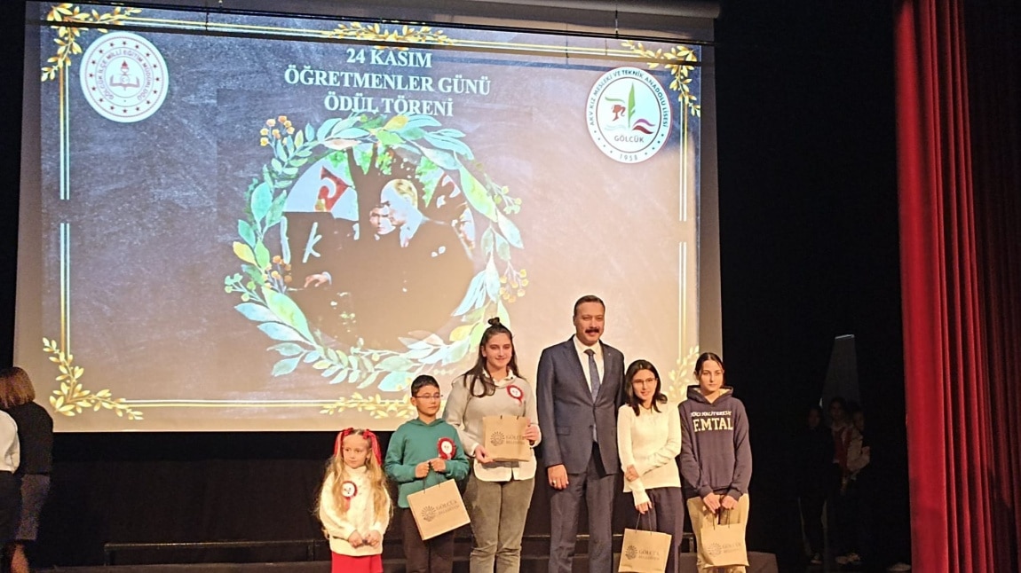 Sekizinci sınıf öğrencilerimizden Nilda Mutlu, 24 Kasım Öğretmenler Günü kutlama etkinlikleri kapsamında düzenlenen 