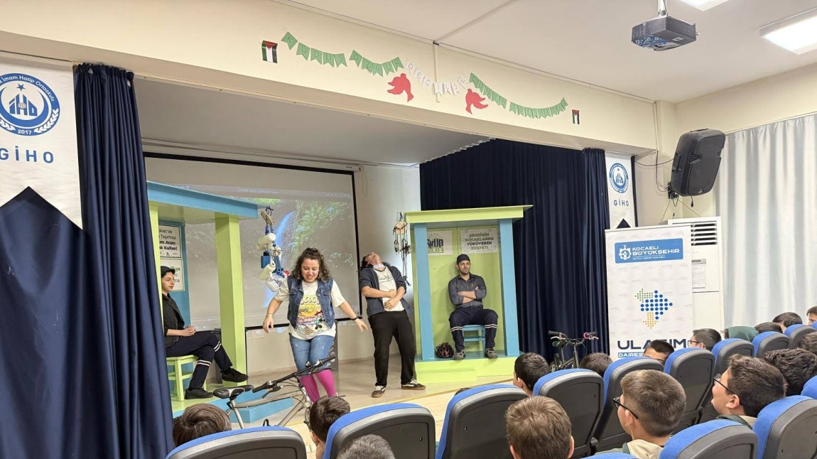 Güvenli ve Çevre Dostu Ulaşımının Önemini ile ilgili Eğlenceli Tiyatro Gösterisi 